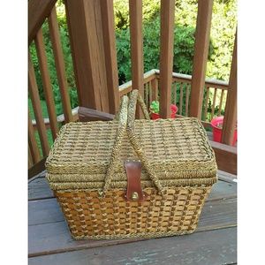 CLASSIC INSULATED PICNIC BASKET WITH ACCESSORIES